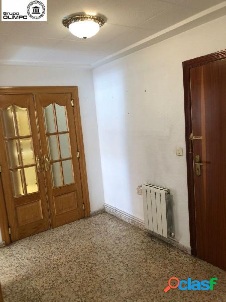 GRUP0 OLIMPO VENDE PISO SEMIREFORMADO EN ZONA CENTRO