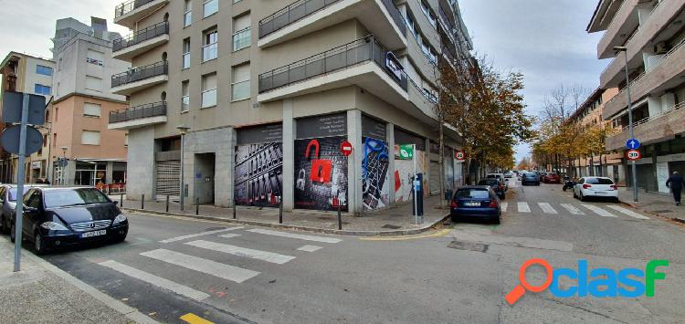 Local en esquina con amplia fachada en la Devesa de Girona