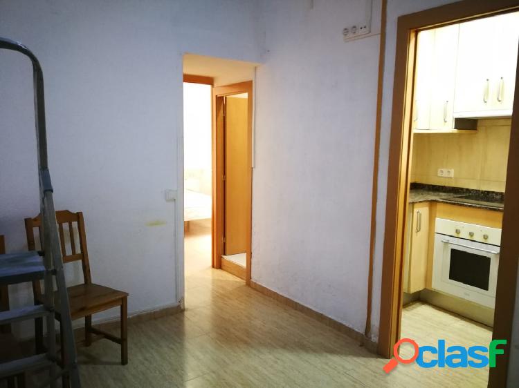 Piso de 2 habitaciones con baño reformado en el Raval