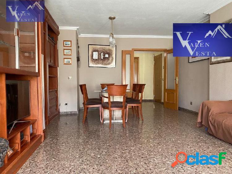 SE VENDE VIVIENDA CON TERRAZA DE 80 METROS