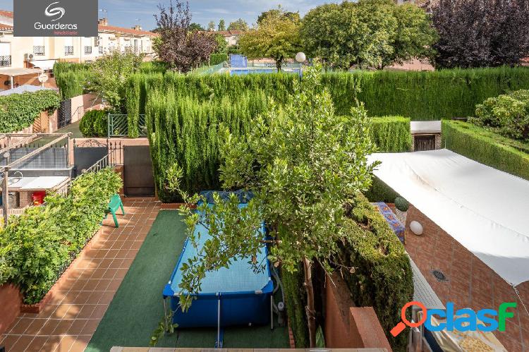 Adosada en Gójar con piscina comunitaria.