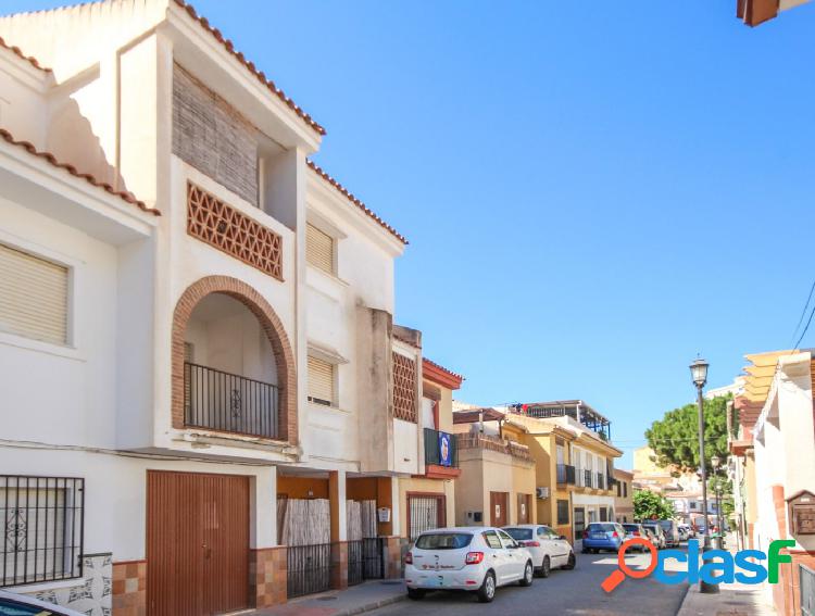 Bonita vivienda adosada, con garaje a pie de calle y 2