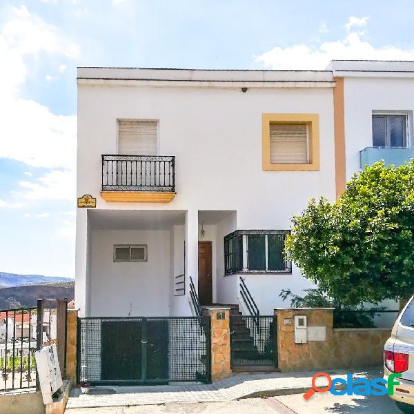 Bonita vivienda adosada, de 4 dormitorios, con garaje y