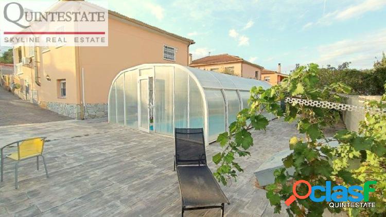 Casa con piscina en urbanización Vallcanera, Sils