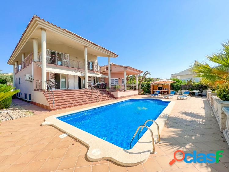 Esta preciosa casa al lado del mar, todo servicio, cerca de