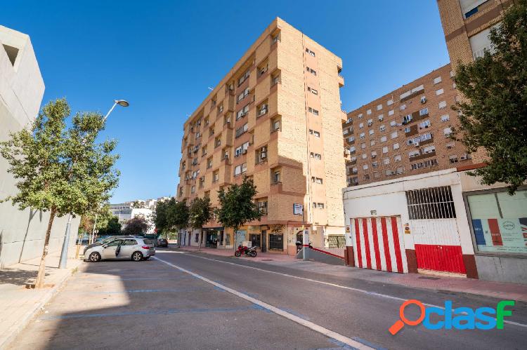 Piso de 3 dormitorios semireformado en Almería