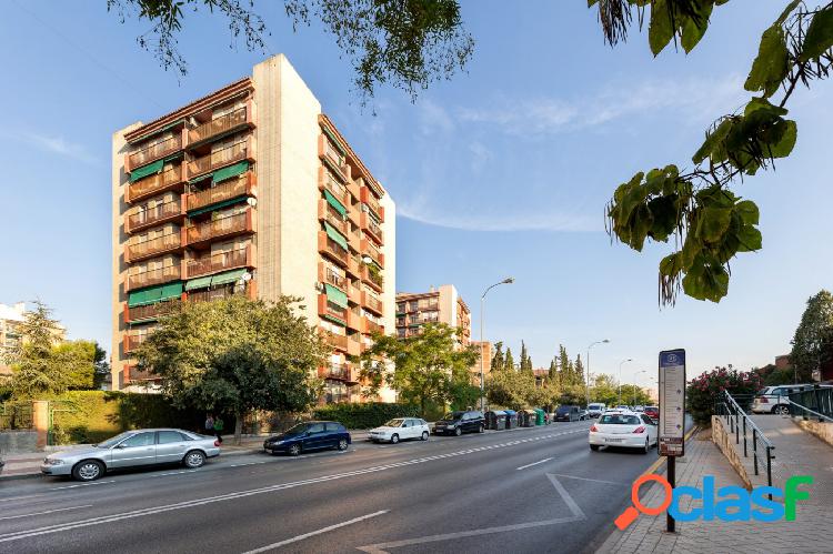 Venta de piso de 4 dormitorios en Granada (Zona Campus de La