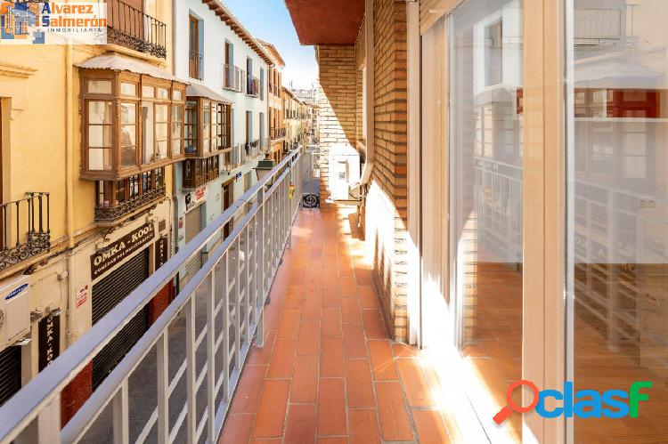 Venta de piso en el Centro de Granada con patio y balcón.