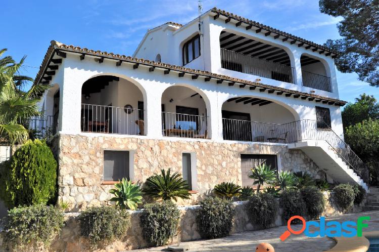 Villa modernizada con vistas al mar andando a El Portet en