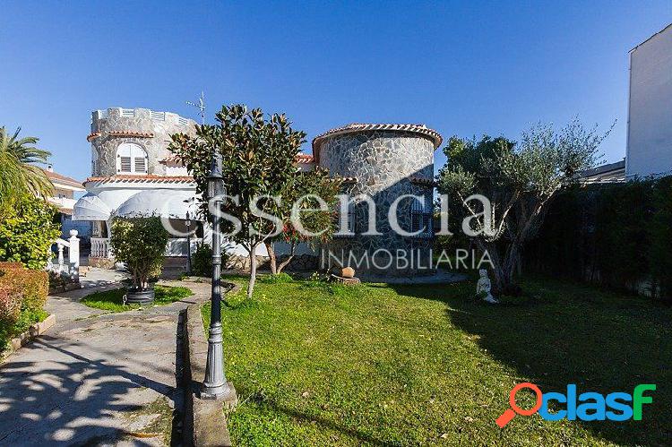 Casa independiente con piscina y jardín