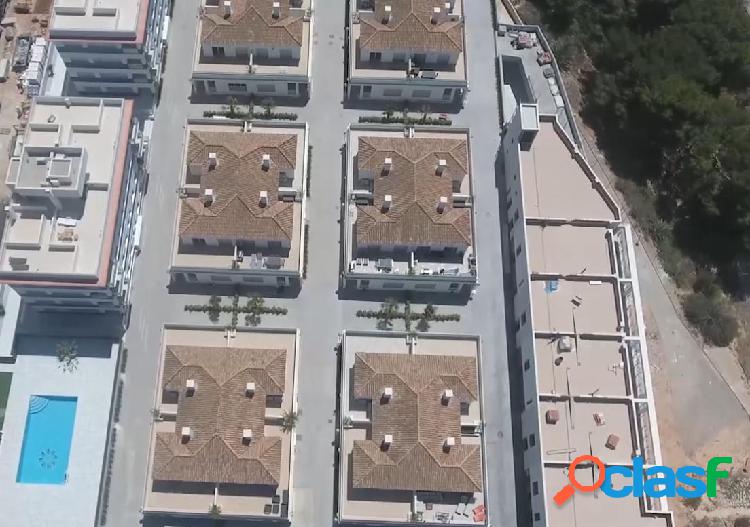 ADOSADO TRIPLEX CON SOLARIUM EN RESIDENCIAL CON PISCINA