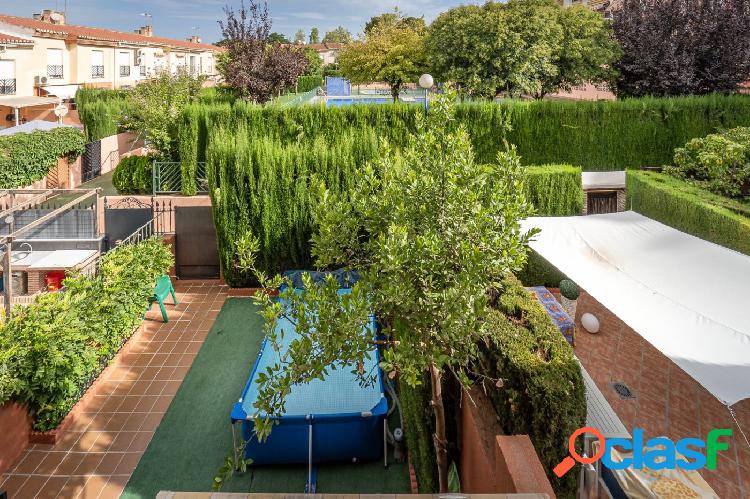 Adosada en Gójar con piscina comunitaria.