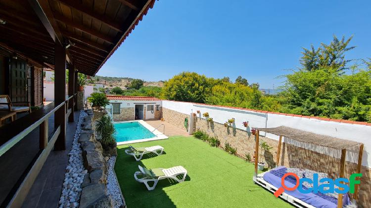 Casa con piscina en zona El Chorro.