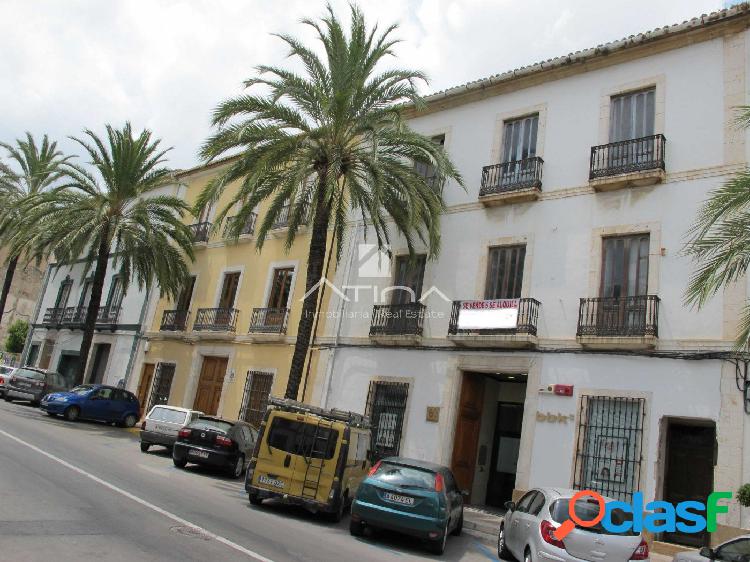 Casa señorial con proyecto de reforma junto al centro