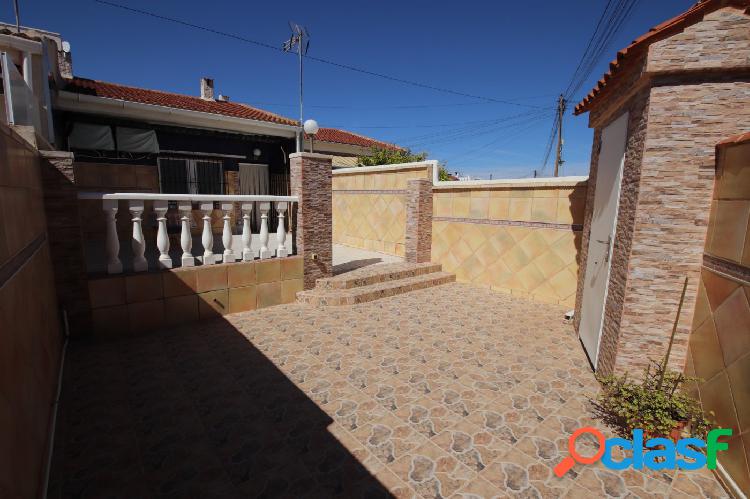 ADOSADO CON GRAN PATIO LISTO PARA VIVIR