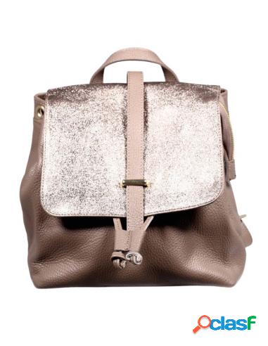 Bolso Mochila De Piel Labrada Y Brillo Gris Oscuro