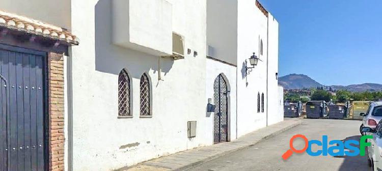 Bonito adosado con patio, terraza y garaje, en la