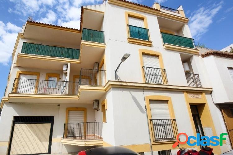 Bonito piso de 2 dormitorios, en residencial con piscina