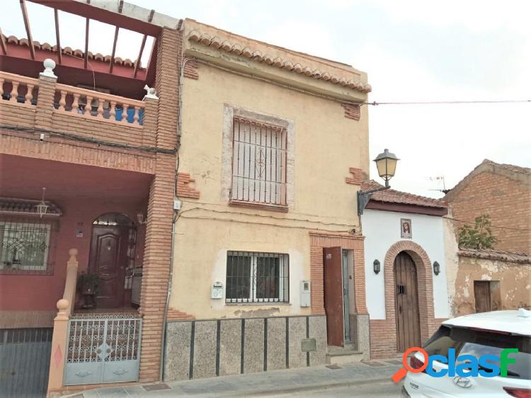 Casa de 3 plantas, con patio y 2 amplias terrazas, en la