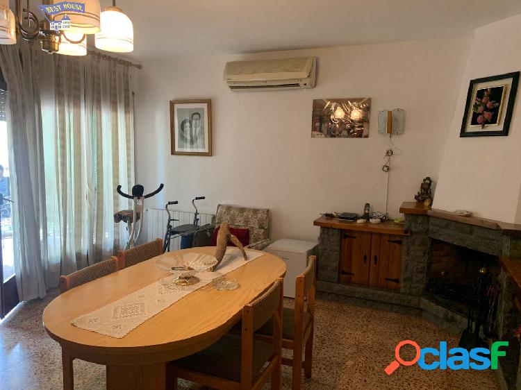 GRAN OPORTUNIDAD! CASA DE 4 HABITACIONES 2 BAÑOS Y PARKING