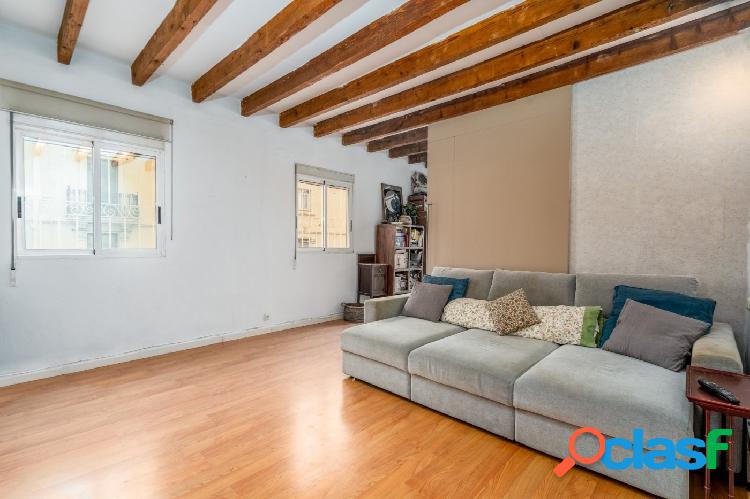Piso muy luminoso, amplio y con mucho encanto.
