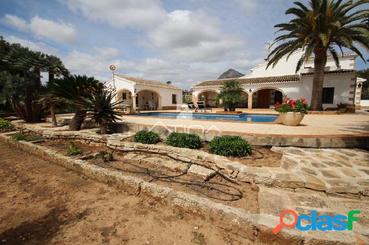 Casa estilo mediterráneo con apartamento de invitados