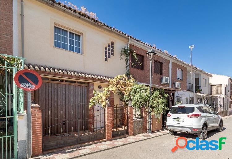 Casa muy coqueta con 3 dormitorios, garaje y patio en pleno