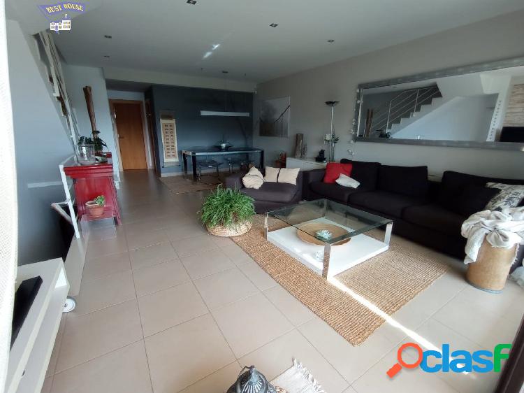 ESPECTACULAR CASA CON TERRAZA Y 4 HABITACIONES DOBLES EN