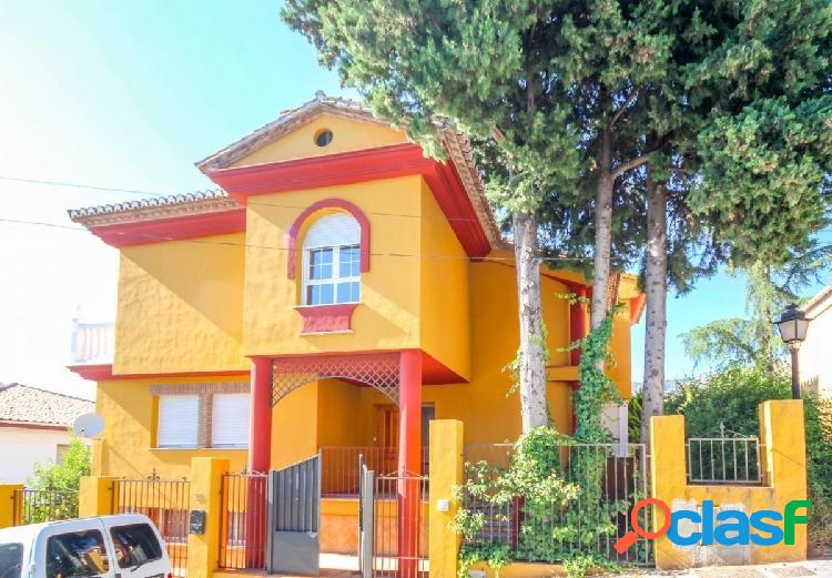 Magnífico chalet independiente con jardín y piscina, en la