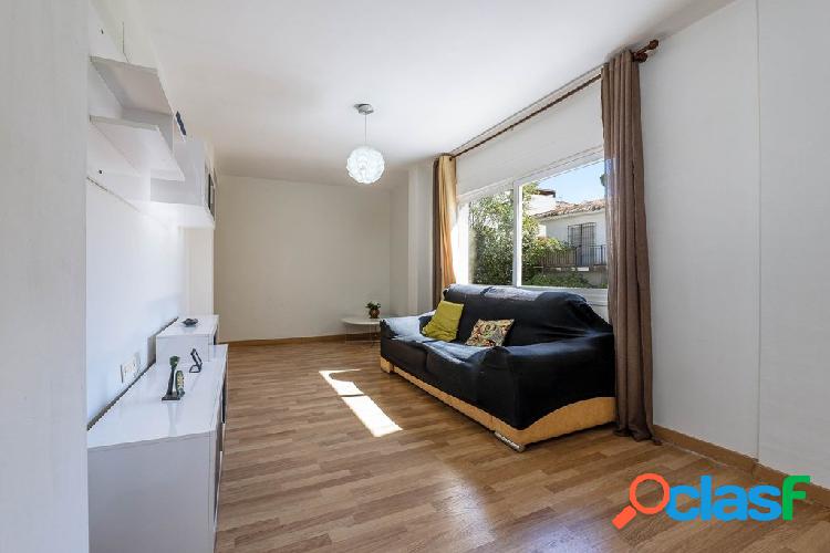 Piso de dos dormitorios y dos cuartos de baño en Cájar