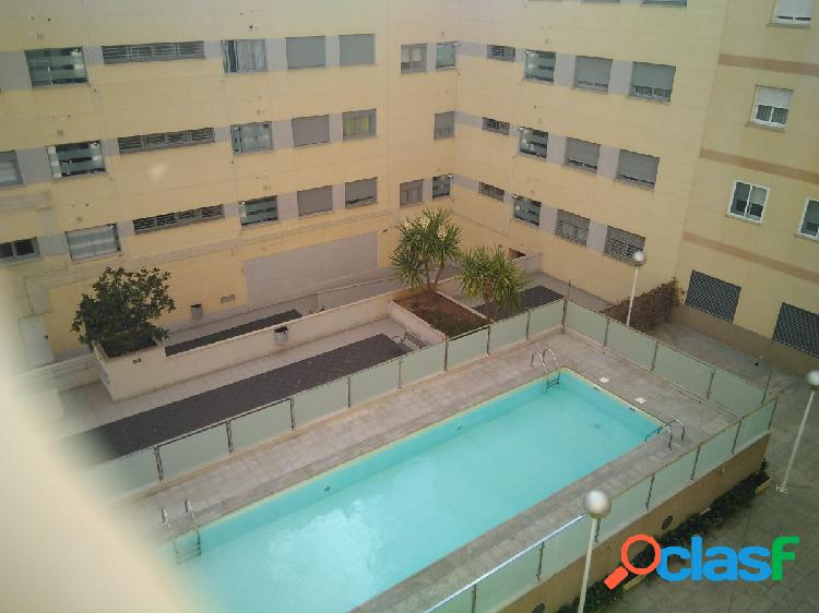 Se Alquila fabuloso piso céntrico con piscina comunitaria