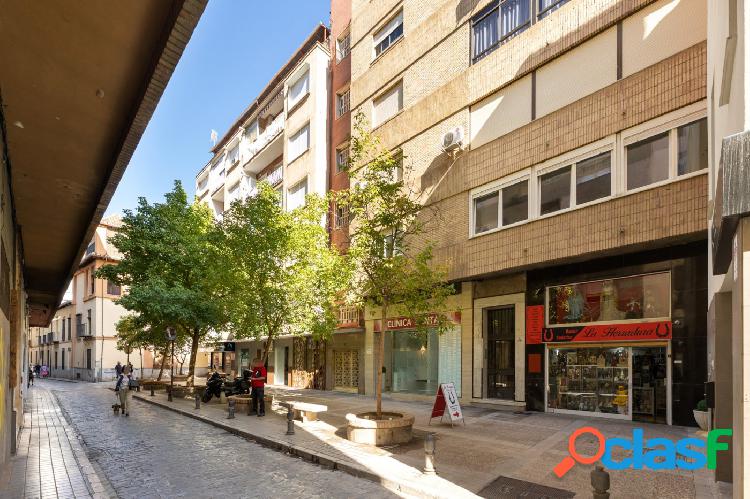 Venta de piso 4 dorm, 2 baños y cochera en Granada (Zona