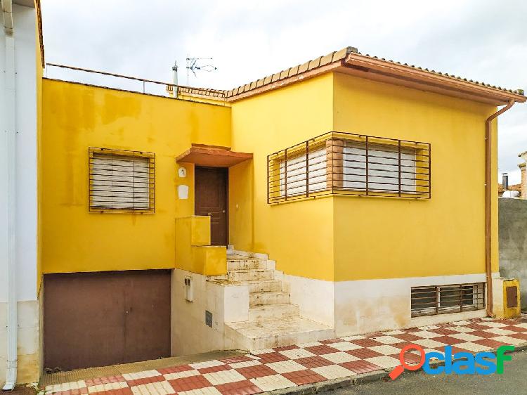 Bonita vivienda adosada, de estilo moderno, situada en