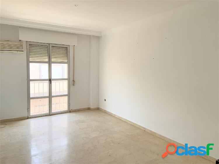 Bonito piso de 2 dormitorios, con garaje, en la entrada de