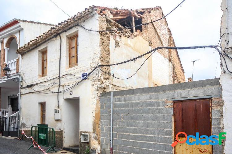 Casa de 2 plantas, con huerto, situada en la calle Silencio