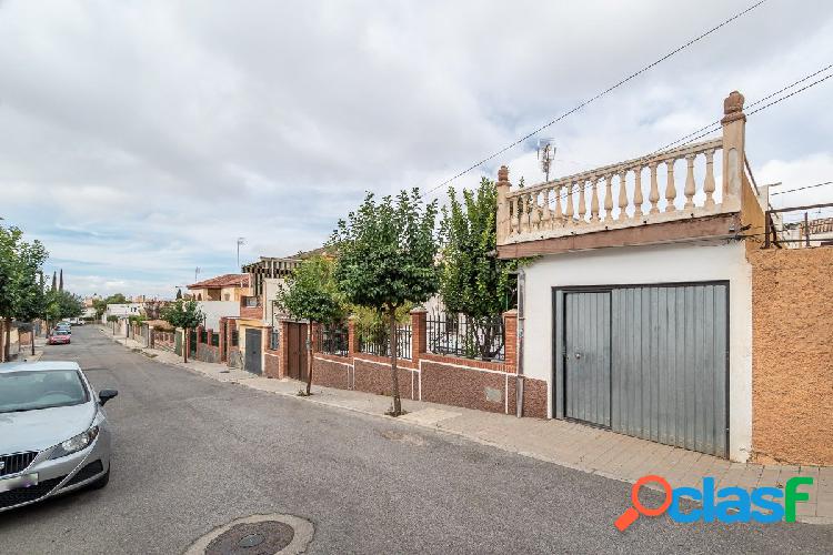 Casa de una planta con piscina en Huétor Vega