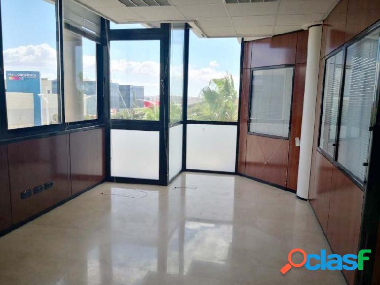 En la Gran Vía del Polígono Son Castello. Local de 300 m2.