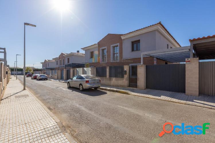 OPORTUNIDAD DE FABULOSO CHALET PAREADO EN LOS MONTITOS