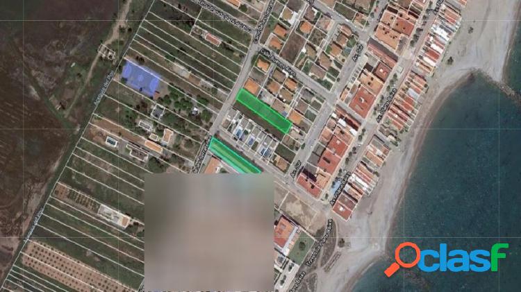 Parcelas de suelo urbano, situadas en la playa de