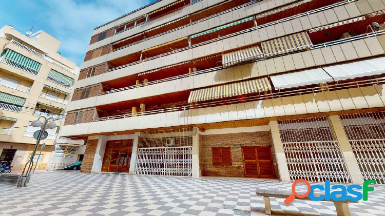Amplio apartamento en Torrevieja con escasos metros al mar