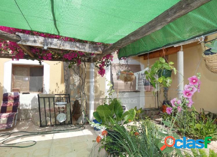 FANTASTICO CAMPO CON PISCINA EN ASPE