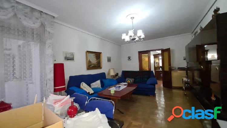 PISO EN VENTA ZONA CENTRO, 5 DORMITORIOS, 2 BAÑOS, GARAJE Y