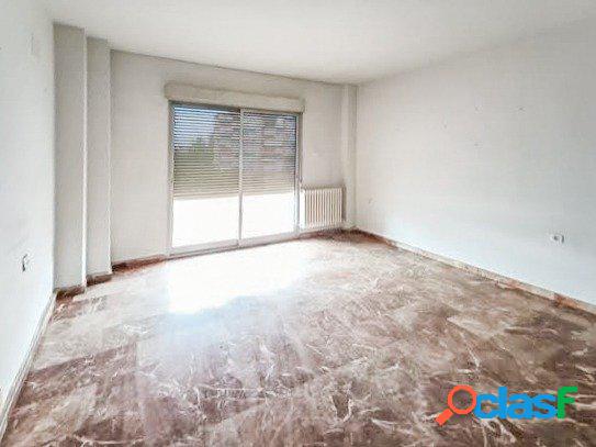 Amplio piso de 4 dormitorios, situado junto a la rotonda del
