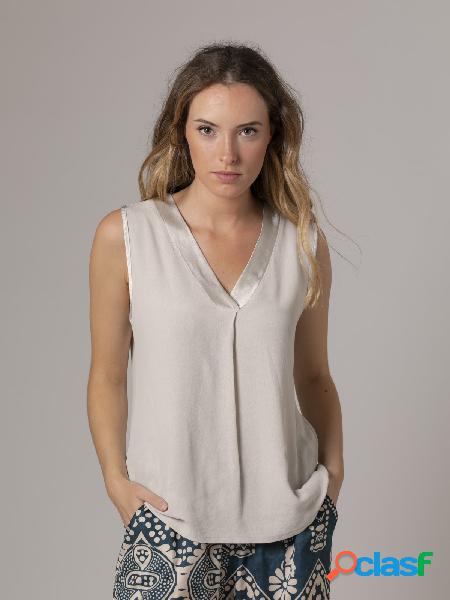 Blusa fluida sin mangas cuello pico Beige