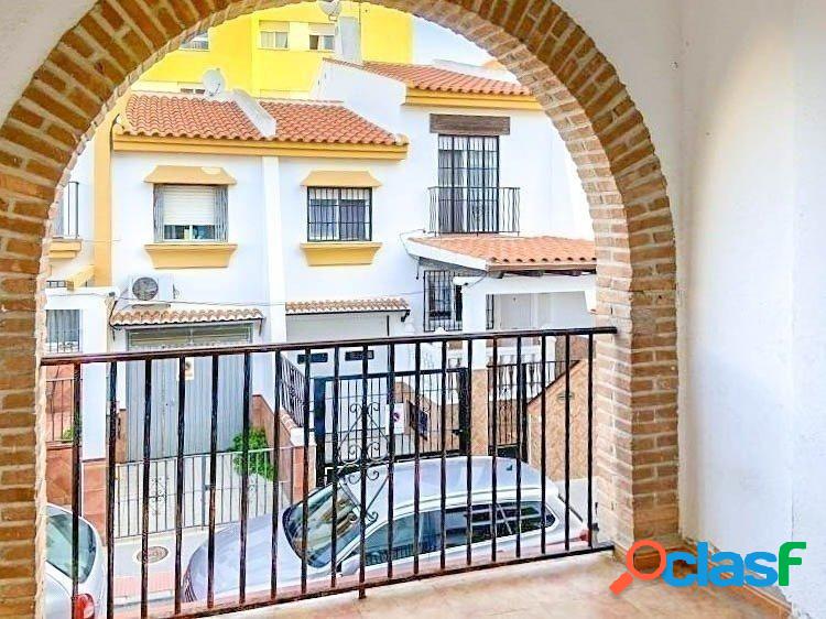 Bonita vivienda adosada, con garaje a pie de calle y 2