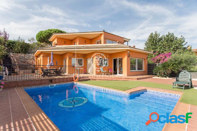 Casa en venta con vistas y piscina en Calella