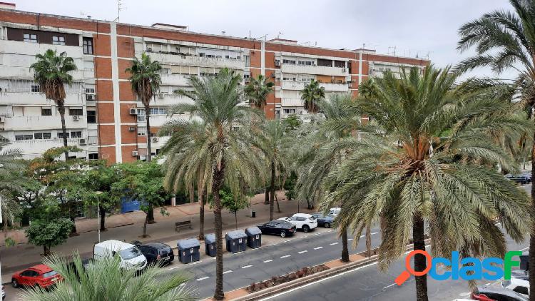 UNA BUENA OPORTUNIDAD! EN AVD. DE GRANADA