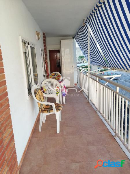 Apartamento con vistas al mar situado en 2ª línea playa