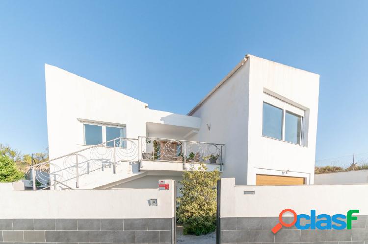 Espectacular chalet de diseño en Altos de la Zubia.