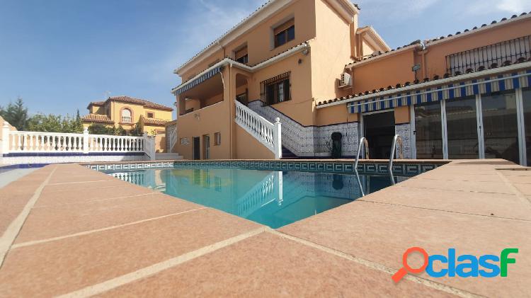 Impresionante casa independiente con piscina privada en la